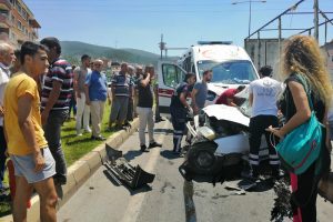 Hasta taşıyan ambulans, otomobille &ccedil;arpıştı! 2 &ouml;l&uuml;, 1 ağır yaralı