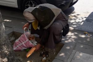 Dilenci kadınların 'kırık yumurta' oyunu
