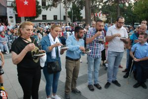 Zeytinyağlı dolma yemek i&ccedil;in yarıştılar