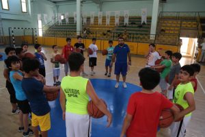 Haliliyeli gen&ccedil;ler basketbol &ouml;ğreniyor