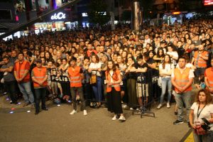 Kıra&ccedil;, hayranlarına unutulmaz saatler yaşattı.