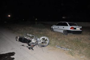 Motosiklet ile otomobil &ccedil;arpıştı: 1'i ağır 2 yaralı