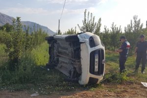 Hafif ticari ara&ccedil; takla attı: 5 yaralı