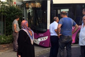 Halk otob&uuml;s&uuml; iş yerine &ccedil;arptı