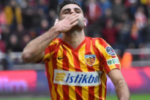 Transferin g&ouml;zdesi Deniz T&uuml;r&uuml;&ccedil; imzalıyor