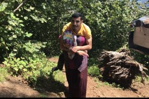 Engelli gen&ccedil; yolu olmayan evine annesinin sırtında gidiyor