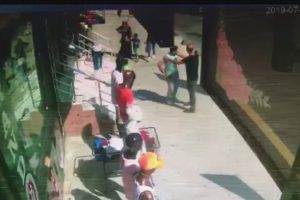 Herkesin g&ouml;z&uuml; &ouml;n&uuml;nde taciz! Topuklu ayakkabıyla kovalayıp yakalattı