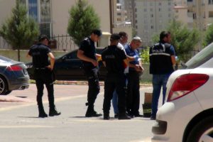 &Ouml;ğretmen ve eczacı &ccedil;iftin kavgasına aileler de karıştı: 1 yaralı