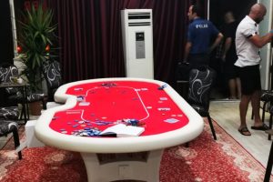 Alanya'da kurpiyer kadınlı poker partisini polis baskını