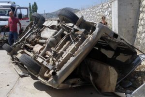 Minib&uuml;s 4 metreden u&ccedil;tu, s&uuml;r&uuml;c&uuml; yara almadan kurtuldu