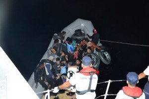 Ayvalık'ta 32 g&ouml;&ccedil;men denizde yakalandı