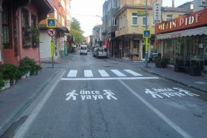 Bursa'da asfalta "&Ouml;nce yaya" yazdılar