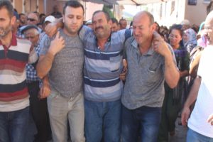 Minik Melih, s&uuml;nnet kıyafetinin pelerini ile son yolculuğuna uğurlandı