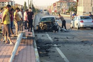 Otomobil, &ouml;nce iki araca sonra direğe &ccedil;arptı: 4 yaralı