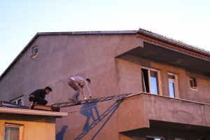 Mahsur kalan kedi i&ccedil;in canını hi&ccedil;e saydı