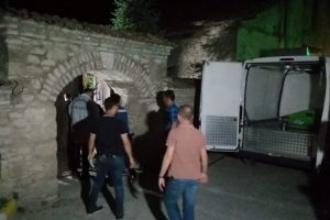 Tarihi bina i&ccedil;erisinde ipe asılı halde bulundu