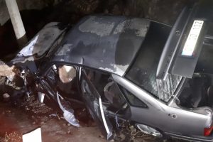 Kaza yapan otomobildeki yaralıları kurtaran vatandaşlar faciayı &ouml;nledi