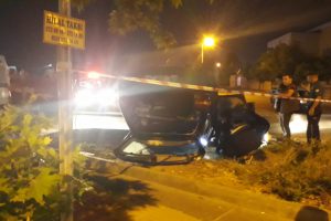 Takla atan otomobilin i&ccedil;inde can verdi