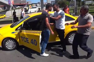 Taksicilerin sıra kavgasında k&uuml;f&uuml;rler havada u&ccedil;uştu