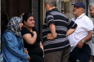 Yolda y&uuml;r&uuml;rken kafasına &ccedil;&ouml;p poşeti d&uuml;şt&uuml;