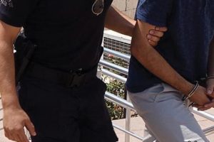 Eski &uuml;steğmenler ve polis m&uuml;d&uuml;r&uuml; Yunanistan'a ka&ccedil;arken yakalandı