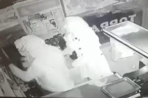 Kadın kıyafetli erkek hırsızlar yakalandı