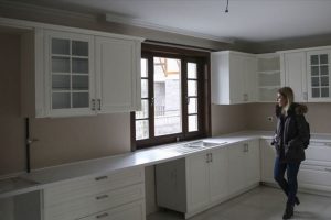 "Asgari &uuml;cretin 2 bin lira olduğu bir &uuml;lkede 2 milyon liraya ev satmaya &ccedil;alışmak &ccedil;ok normal değil"