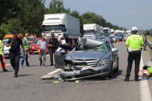 TIR'a arkadan &ccedil;arptı: 3 yaralı