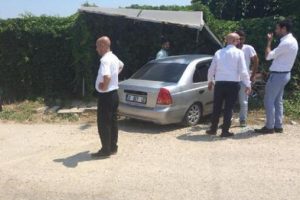 Bursa'da kontrolden &ccedil;ıkan otomobil, otob&uuml;s durağa &ccedil;arptı: 2'si &ccedil;ocuk 4 yaralı