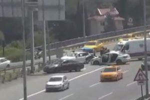 K&ouml;pr&uuml; &ccedil;ıkışında trafiği kilitleyen kaza