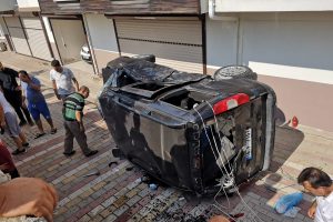 Bursa'da otomobille &ccedil;arpışan hafif ticari ara&ccedil;, site bah&ccedil;esine d&uuml;şt&uuml;