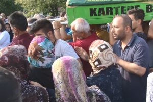 G&ouml;lde boğulan oğlunu son yolculuğuna g&ouml;zyaşlarıyla uğurladı