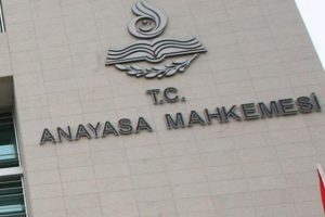 Anayasa Mahkemesi'nin akademisyenler i&ccedil;in 'hak ihlali' kararına tepki