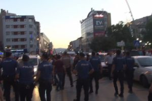 Afganlılar bir genci muşta ile yaralayınca ortalık savaş alanına d&ouml;nd&uuml;
