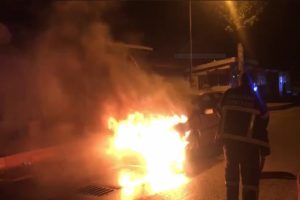 Aksaray'da otomobil alev alev yandı