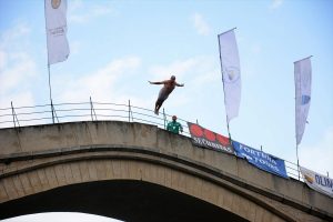 Mostar K&ouml;pr&uuml;s&uuml;'nde geleneksel atlama yarışları