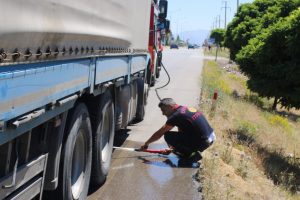 Seyir halindeki tırın balatalarından &ccedil;ıkan duman y&uuml;rekleri ağza getirdi