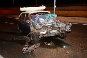Odun y&uuml;kl&uuml; kamyona &ccedil;arpan otomobil hurdaya d&ouml;nd&uuml;
