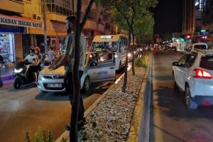 &Ccedil;ekici gecikince arızalı aracı elleriyle kaldırıp taşıdılar