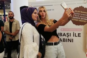 Şeyma Subaşı'nın imza g&uuml;n&uuml; istekleri şaşırttı