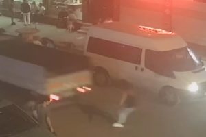 Kamyonetin arkasına takılan patenli gen&ccedil; kız &ouml;l&uuml;mden d&ouml;nd&uuml;