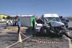 &Ouml;zel harekat polislerini taşıyan servis kamyonla &ccedil;arpıştı: 5 yaralı