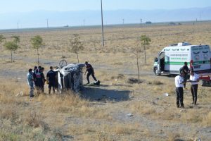 D&uuml;ğ&uuml;n d&ouml;n&uuml;ş&uuml; kaza: 2 &ouml;l&uuml;, 3 yaralı