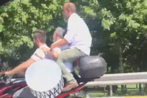 Bu kadar da olmaz dedirten g&ouml;r&uuml;nt&uuml;! Motosikletin bagajına oturdu (&Ouml;ZEL HABER)