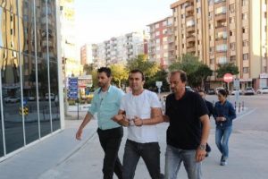 İki bavul altınla ka&ccedil;an sarraf tutuklandı: 50 kilogram, 30 kilogram altın yok