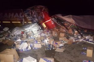 &Ccedil;arpışan iki tır parampar&ccedil;a oldu: 1 &ouml;l&uuml;