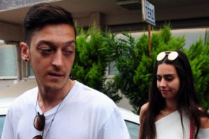 Mesut &Ouml;zil ve Kolasinac'a &ouml;zel izin