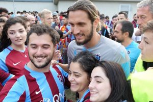 Yusuf Yazıcı'dan transfer tebess&uuml;m&uuml;