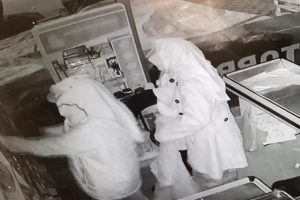 Kadın kıyafeti giyip soygun yaptılar
