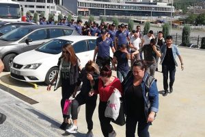 Kredi dolandırıcılığında 25 ş&uuml;pheli adliyede